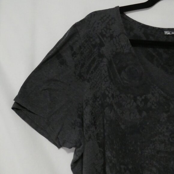 Unbranded | P2P 22 inches measured | Elegant Black V-Neck Patterned T-Shirt - Picture 3 of 12